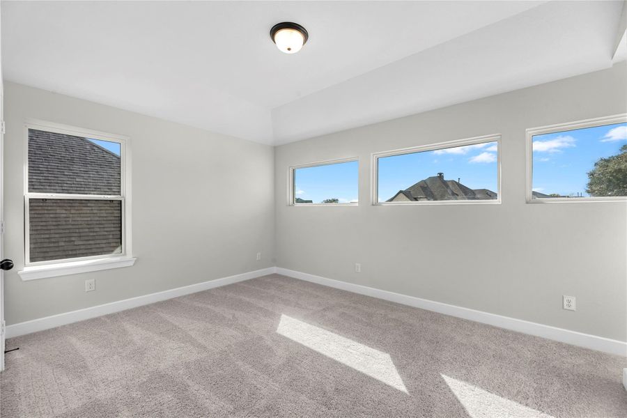 Spacious, unfurnished interior of a new home in Sienna, Missouri City (Image 19).