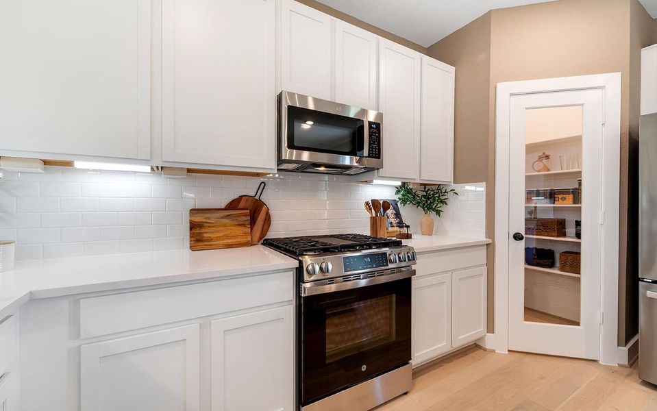 Furnished interior view inside a new home in Steed Landing, Texas City (Image 21).