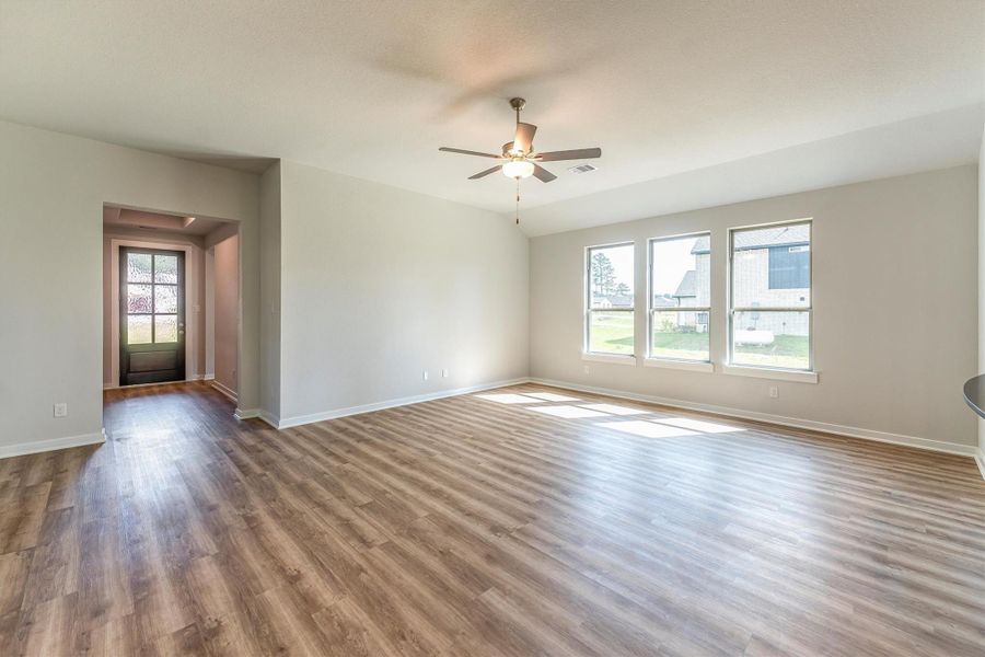 Spacious, unfurnished interior of a new home in Deer Pines, Conroe (Image 17).