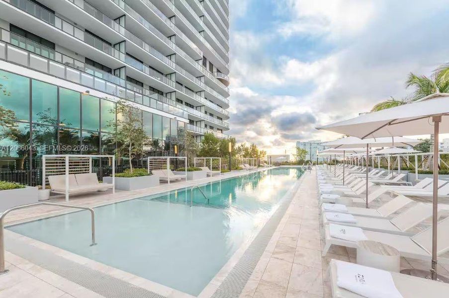 Condo located in Miami Beach, FL showcasing its design and architecture (Image 21).