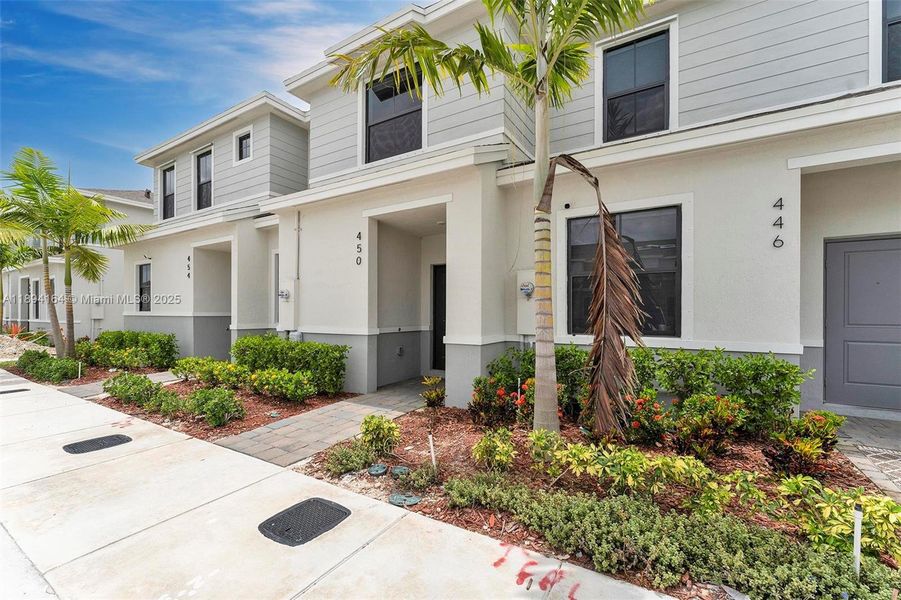 Exterior details and patio area of a home in , Florida City (Image 15).