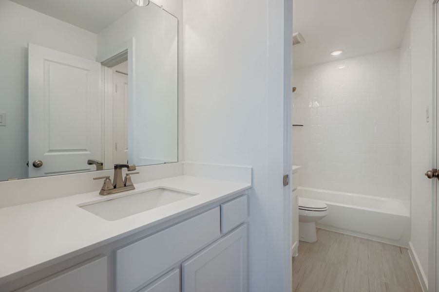 3533 Kings Court - Full Bathroom