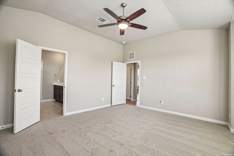 Spacious, unfurnished interior of a new home in Catalina, Converse (Image 24).