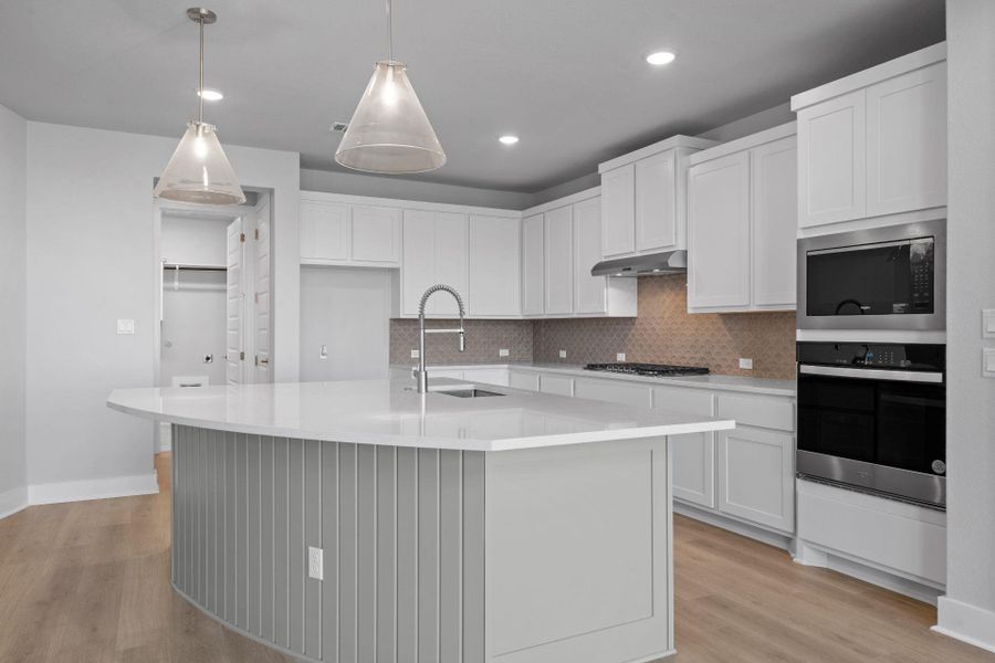 Large Center Island in Kitchen