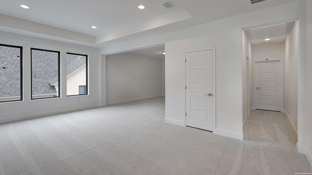 Spacious, unfurnished interior of a new home in Esperanza, Boerne (Image 20).