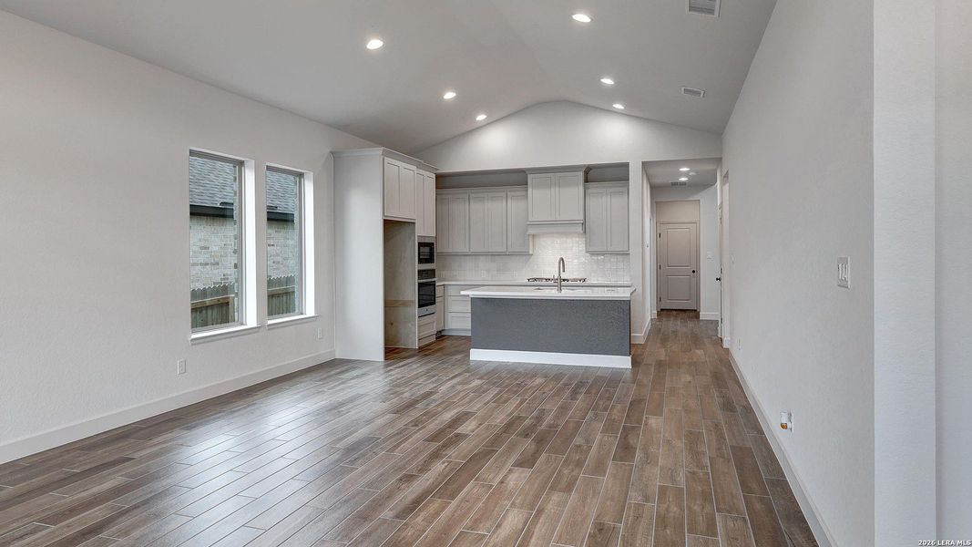 Spacious, unfurnished interior of a new home in Ladera, San Antonio (Image 14).