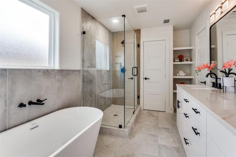 Furnished interior view inside a new home in , Dallas (Image 35).