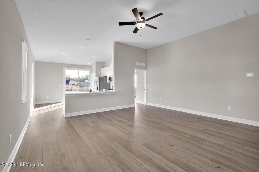 Spacious, unfurnished interior of a new home in Jennings Farm, Middleburg (Image 9).