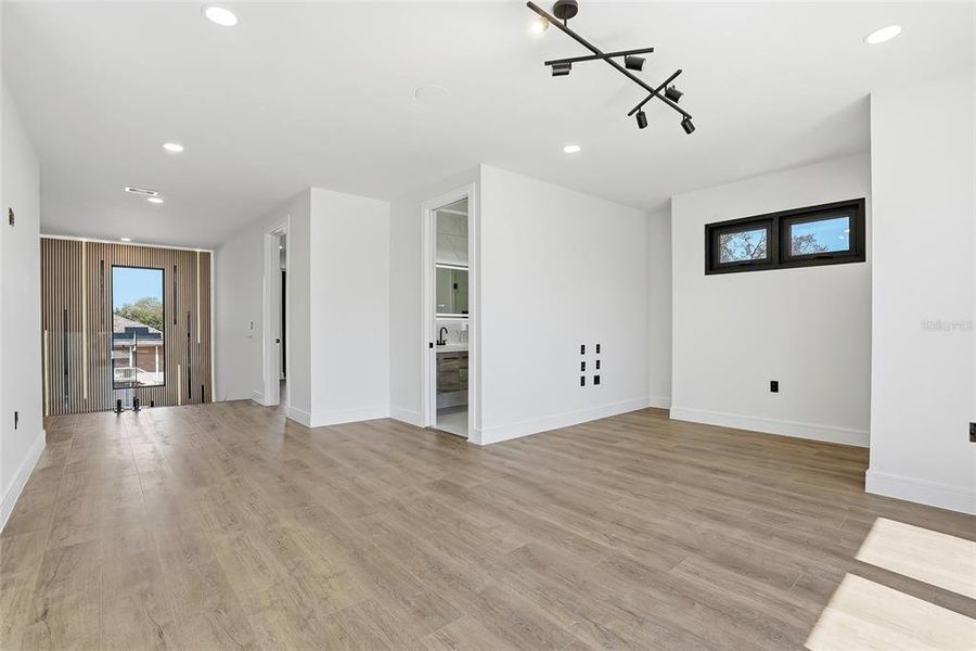 Spacious, unfurnished interior of a new home in , Tampa (Image 80).