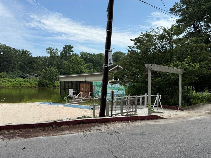 Community amenities in , Pine Lake (Image 51).