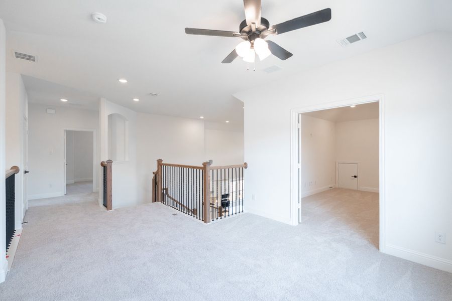 Spacious, unfurnished interior of a new home in Valencia on the Lake, Little Elm (Image 21).