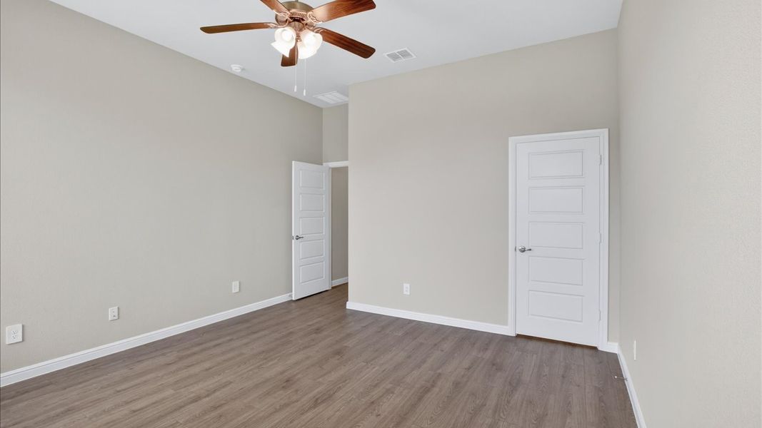 Spacious, unfurnished interior of a new home in Lakeview Pointe, Grand Prairie (Image 21).