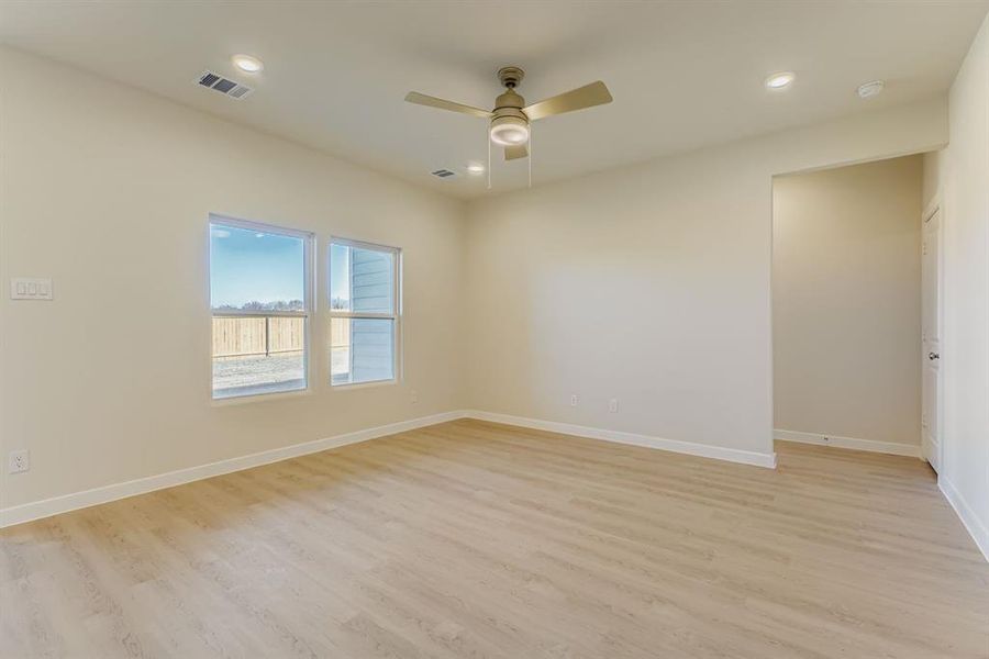 Spacious, unfurnished interior of a new home in Sperling Farms, Ferris (Image 14).
