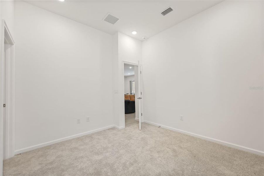 Spacious, unfurnished interior of a new home in , Orlando (Image 44).