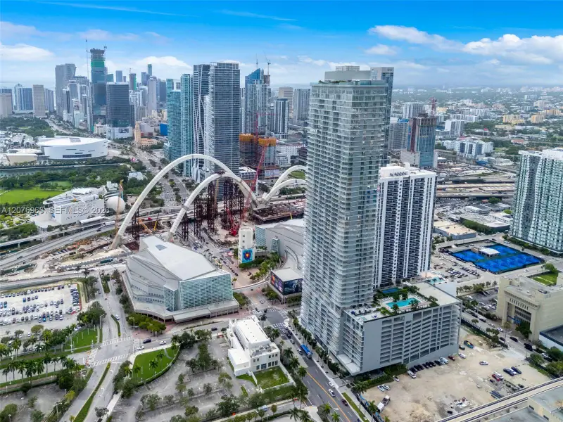 Condo located in Miami, FL showcasing its design and architecture (Image 26).