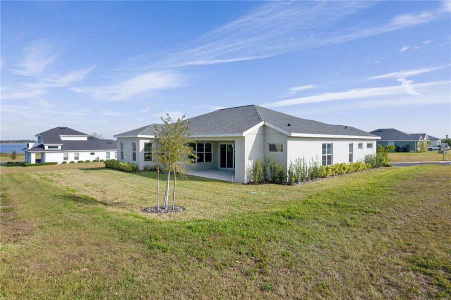 Exterior details and patio area of a home in , Lake Alfred (Image 4).