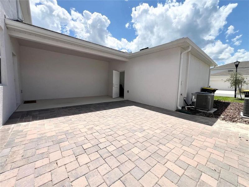 Exterior details and patio area of a home in , Clermont (Image 4).