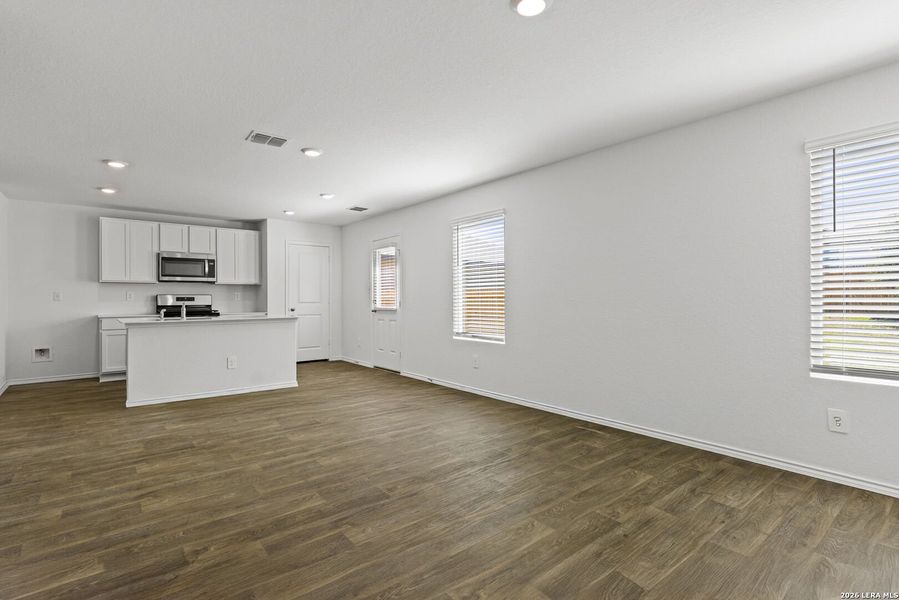 Spacious, unfurnished interior of a new home in Stonehill, San Antonio (Image 18).