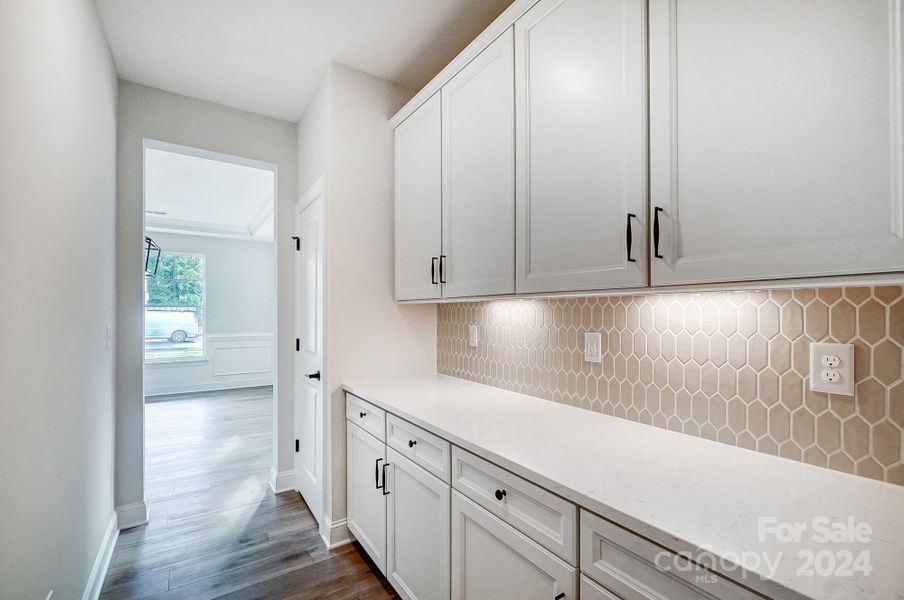 Butler's Pantry w. Upper and Lower Cabinets