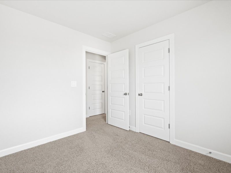 Spacious, unfurnished interior of a new home in Village at White Pine, Pendleton (Image 14).