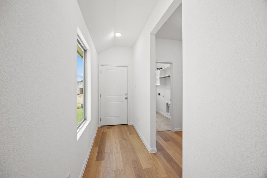 Spacious, unfurnished interior of a new home in Trinity Ranch, Elgin (Image 13).