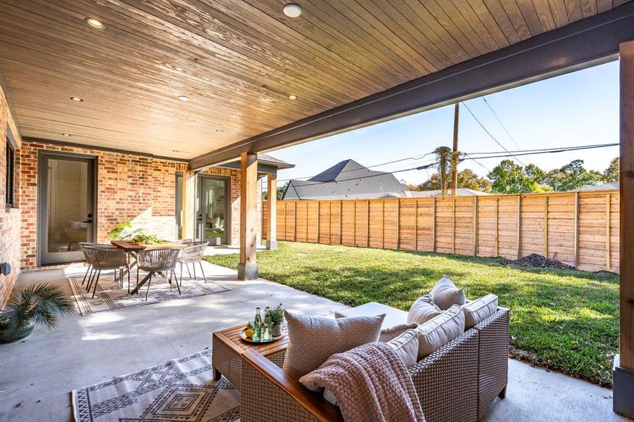 Exterior details and patio area of a home in , Dallas (Image 2).
