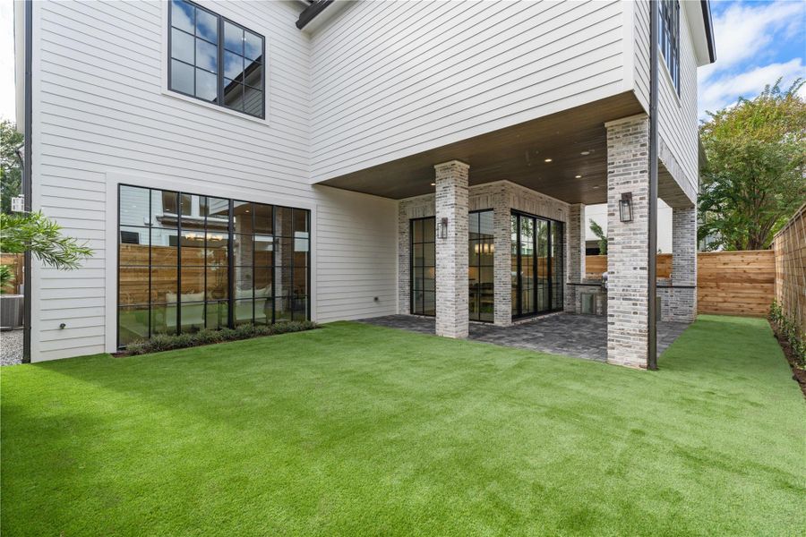 The back yard and pavilion are home to so many possibilities: outdoor dining, cocktail pool, garden… the choice is yours! Artificial turf and low-maintenance landscaping mean maximum enjoyment with minimal effort. Fully fenced with drainage to the street.