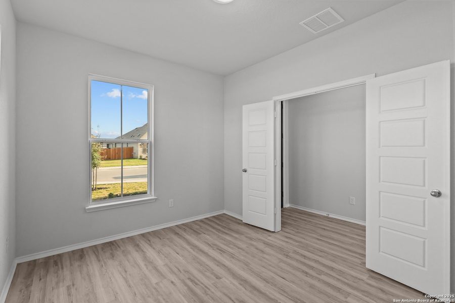 Spacious, unfurnished interior of a new home in Sunflower Ridge, New Braunfels (Image 31).