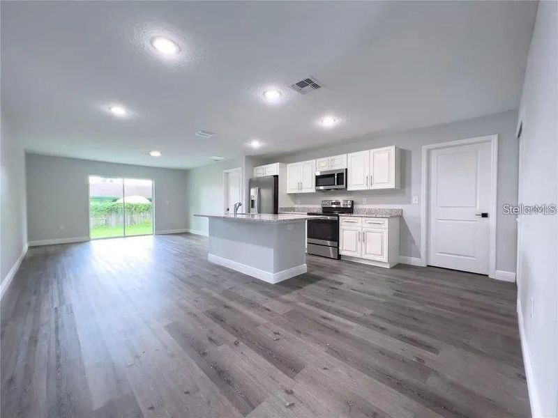 Spacious, unfurnished interior of a new home in , Deland (Image 6).