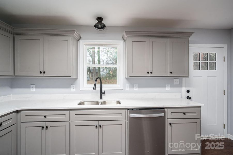 L-shaped Kitchen allows for nice counter top space L-shaped Kitchen allows for nice counter top space