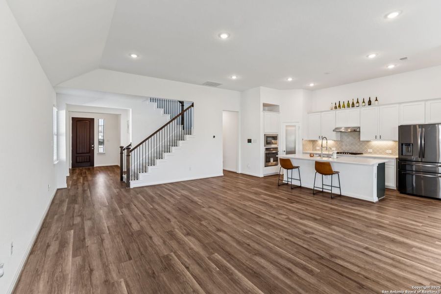 Spacious, unfurnished interior of a new home in Rhine Valley, Schertz (Image 44).