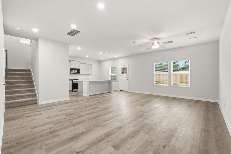 Spacious, unfurnished interior of a new home in Crockett Meadows, Conroe (Image 11).