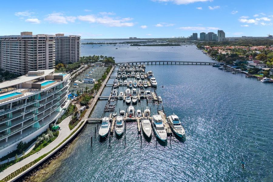 Condo located in Miami, FL showcasing its design and architecture (Image 31).