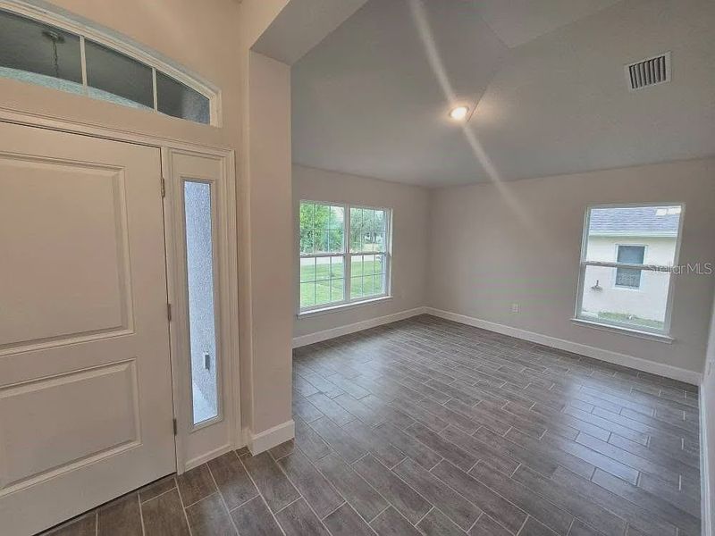 Spacious, unfurnished interior of a new home in South Gulf Cove, Port Charlotte (Image 12).