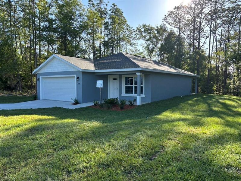 Exterior details and patio area of a home in , Dunnellon (Image 3).