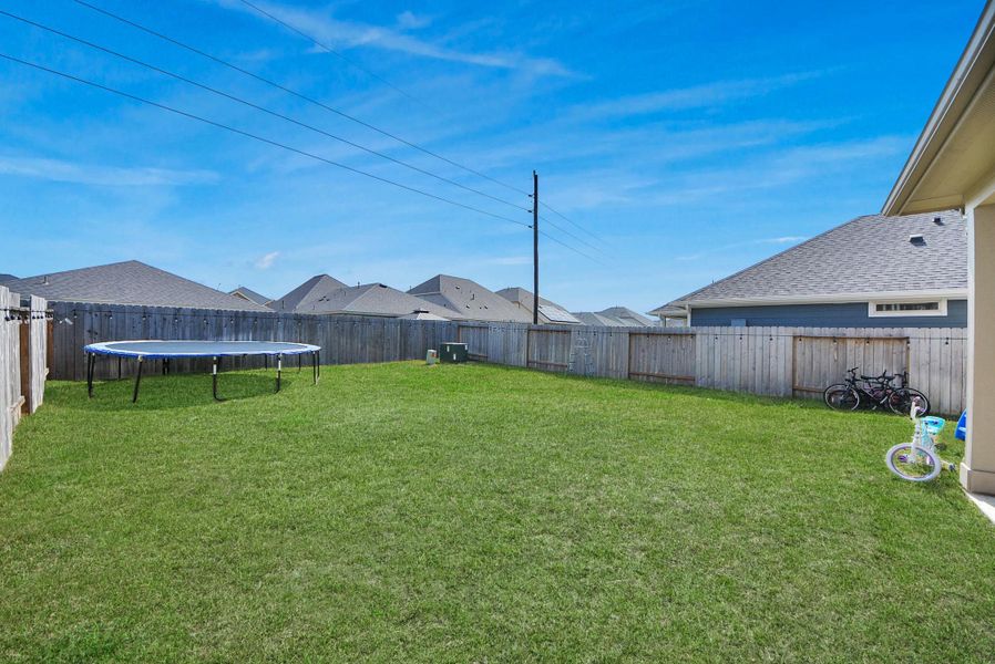 Exterior details and patio area of a home in Marisol, Katy (Image 25).