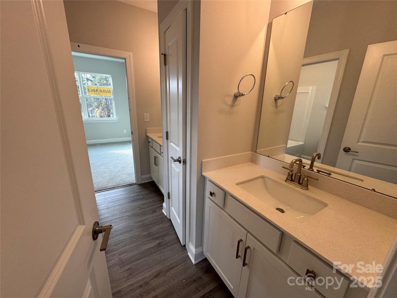 Shared bath between two secondary bedrooms