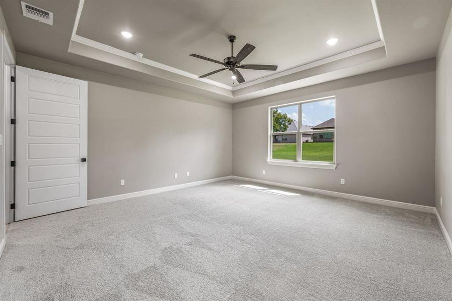 Spacious, unfurnished interior of a new home in Pecan Plantation, Granbury (Image 21).
