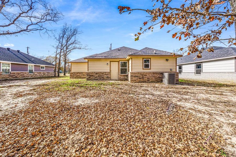 Exterior details and patio area of a home in , West Tawakoni (Image 4).
