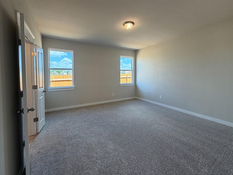 Spacious, unfurnished interior of a new home in Creeks Crossing, Elgin (Image 10).