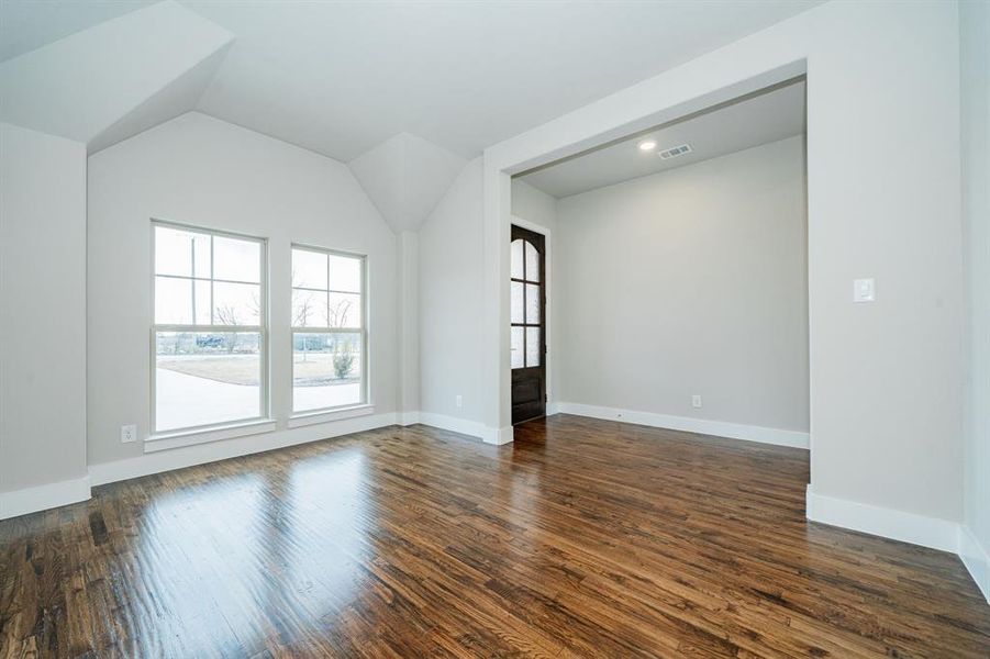 Spacious, unfurnished interior of a new home in , Celeste (Image 21).