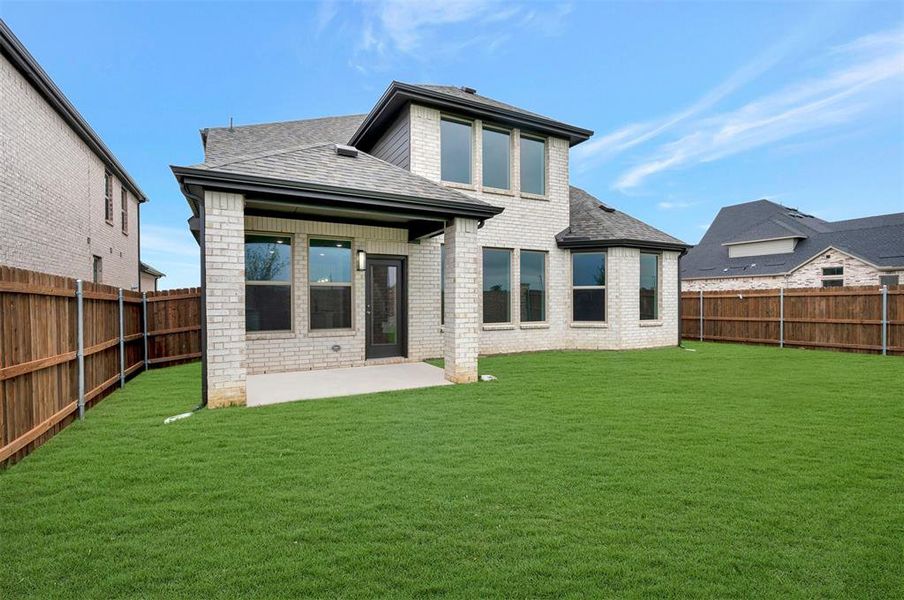 Exterior details and patio area of a home in Chaparral Park, Oak Point (Image 3).