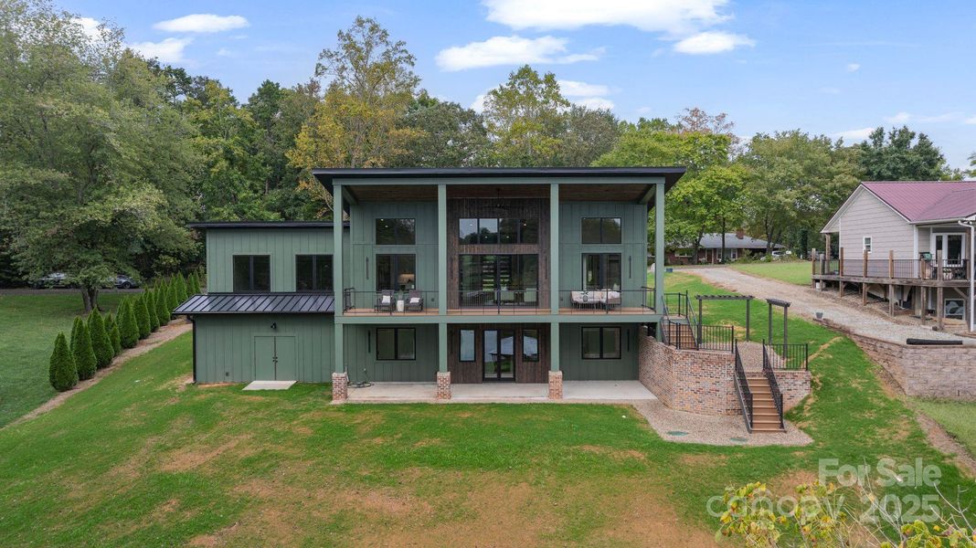 Deck spanning the entire back of the home to soak up the views. Deck spanning the entire back of the home to soak up the views.