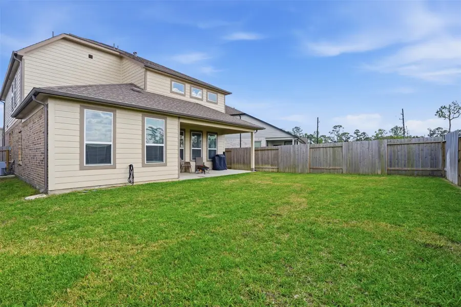 Exterior details and patio area of a home in Sheldon Ridge, Houston (Image 4).