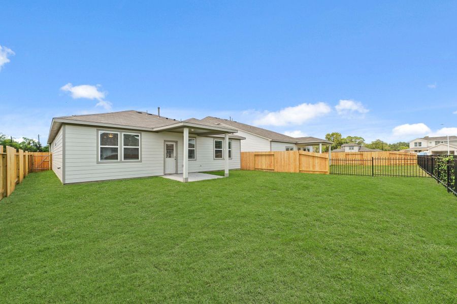 Exterior details and patio area of a home in Russell Ranch, Bay City (Image 4).