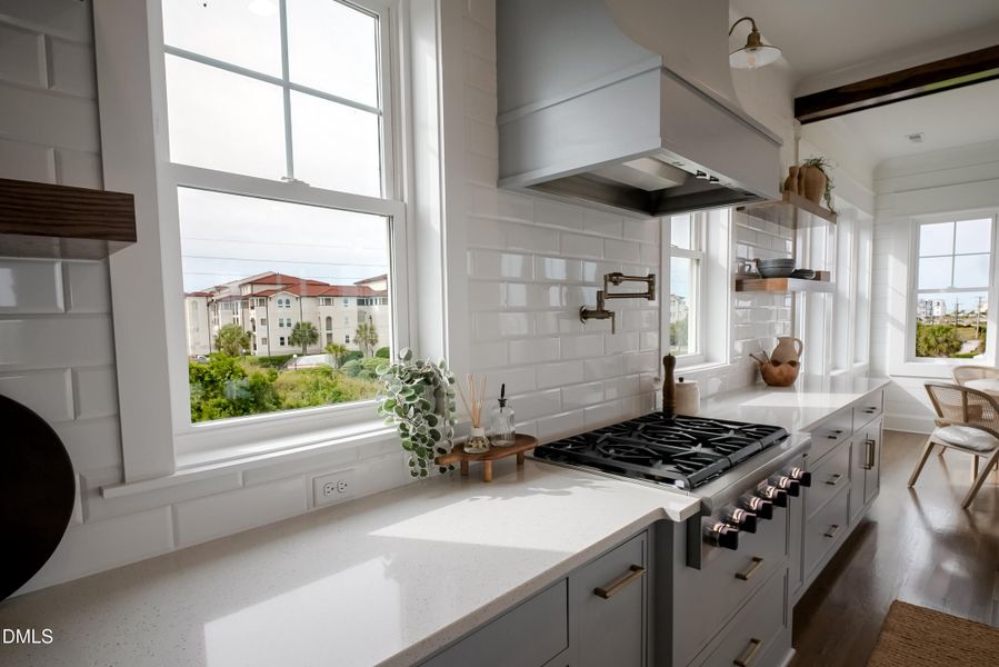6CapeLn_Staged_63Kitchen