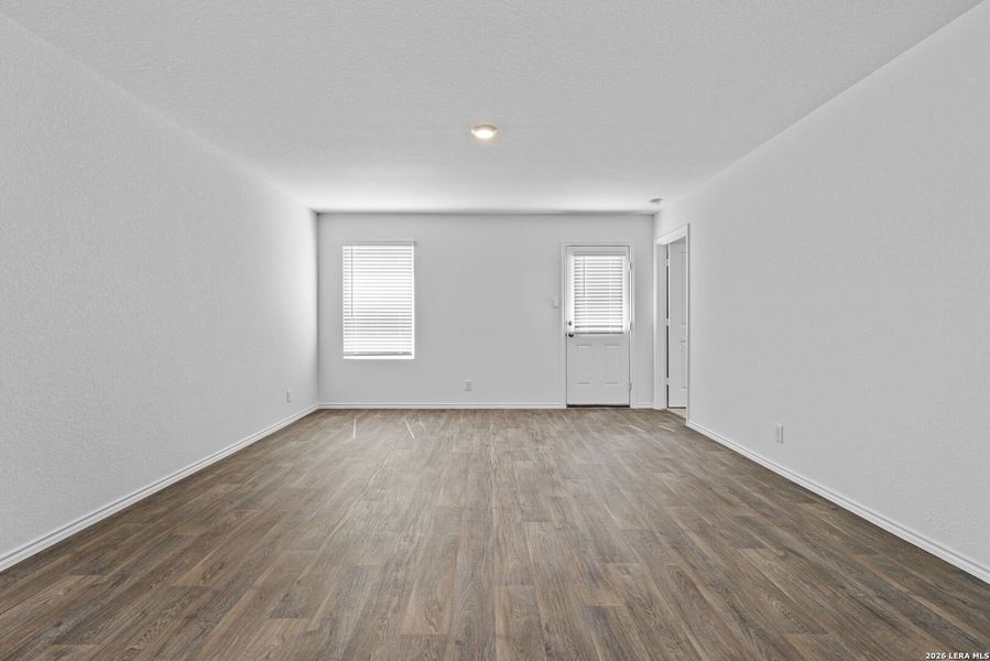 Spacious, unfurnished interior of a new home in Avenida, Converse (Image 13).