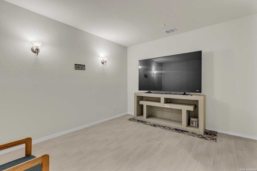 Spacious, unfurnished interior of a new home in Davis Ranch, San Antonio (Image 20).