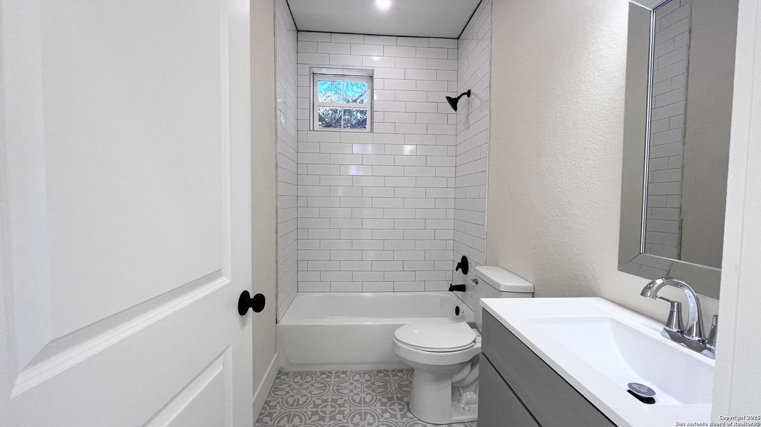 Furnished interior view inside a new home in , Bandera (Image 3).