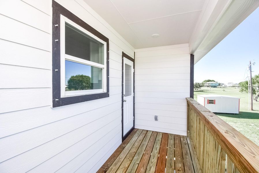 Exterior details and patio area of a home in , Palacios (Image 21).